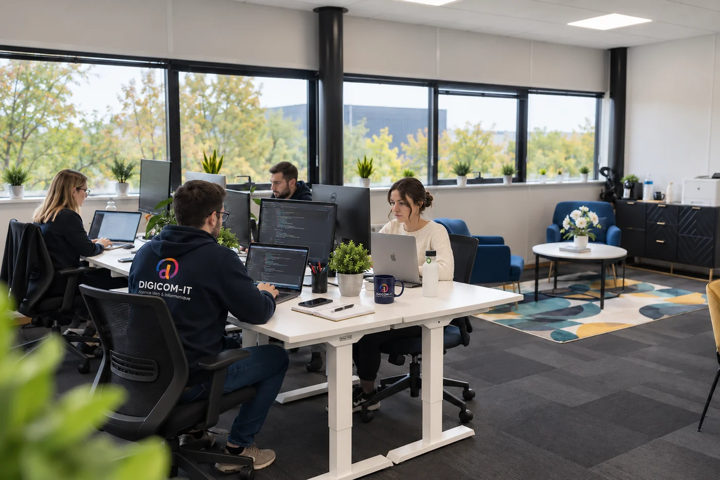 L'équipe web de DIGICOM-IT au travail sur des sites clients, dans l'open space de l'agence
