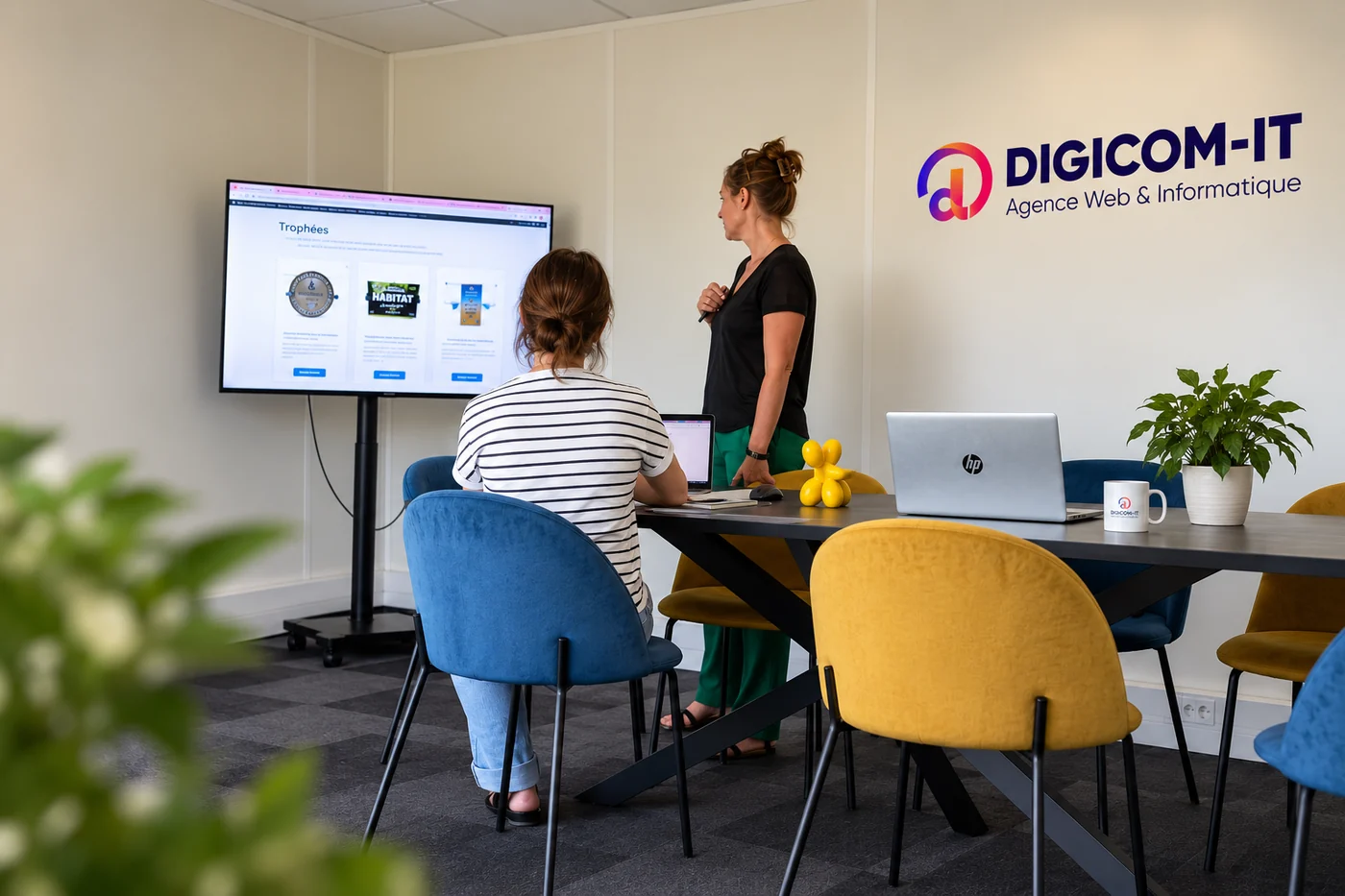 Point stratégie autour d'un site client affiché à l'écran, dans la salle de réunion de DIGICOM-IT